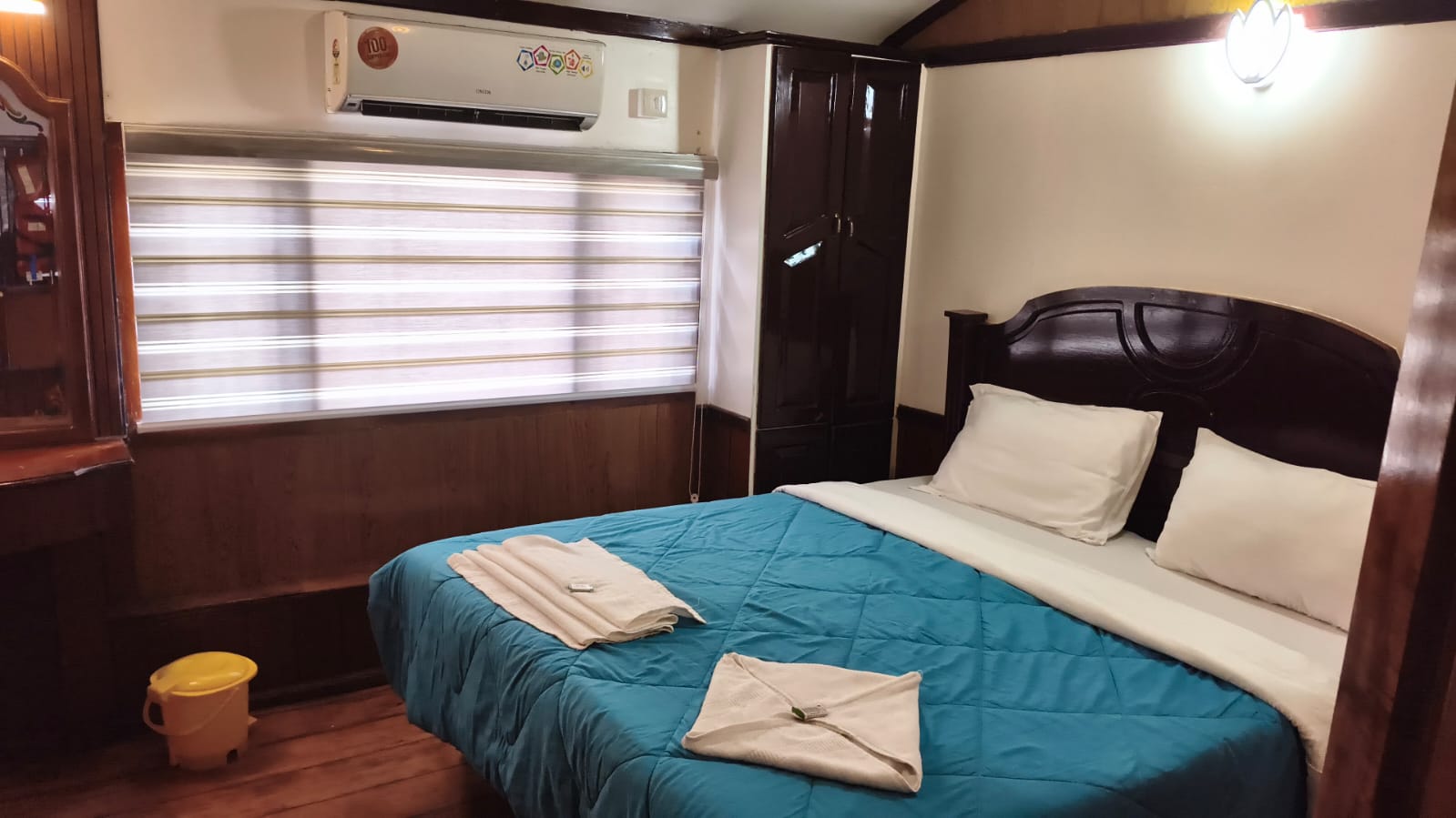 2 bedroom houseboat interior or facilities